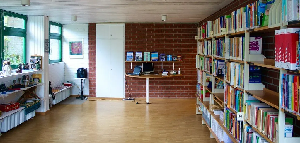 Kirchenbibliothek mit Büchern und Tischen.