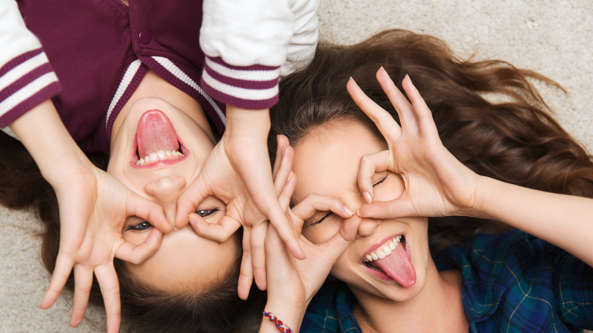 Zwei Mädchen machen Grimassen.