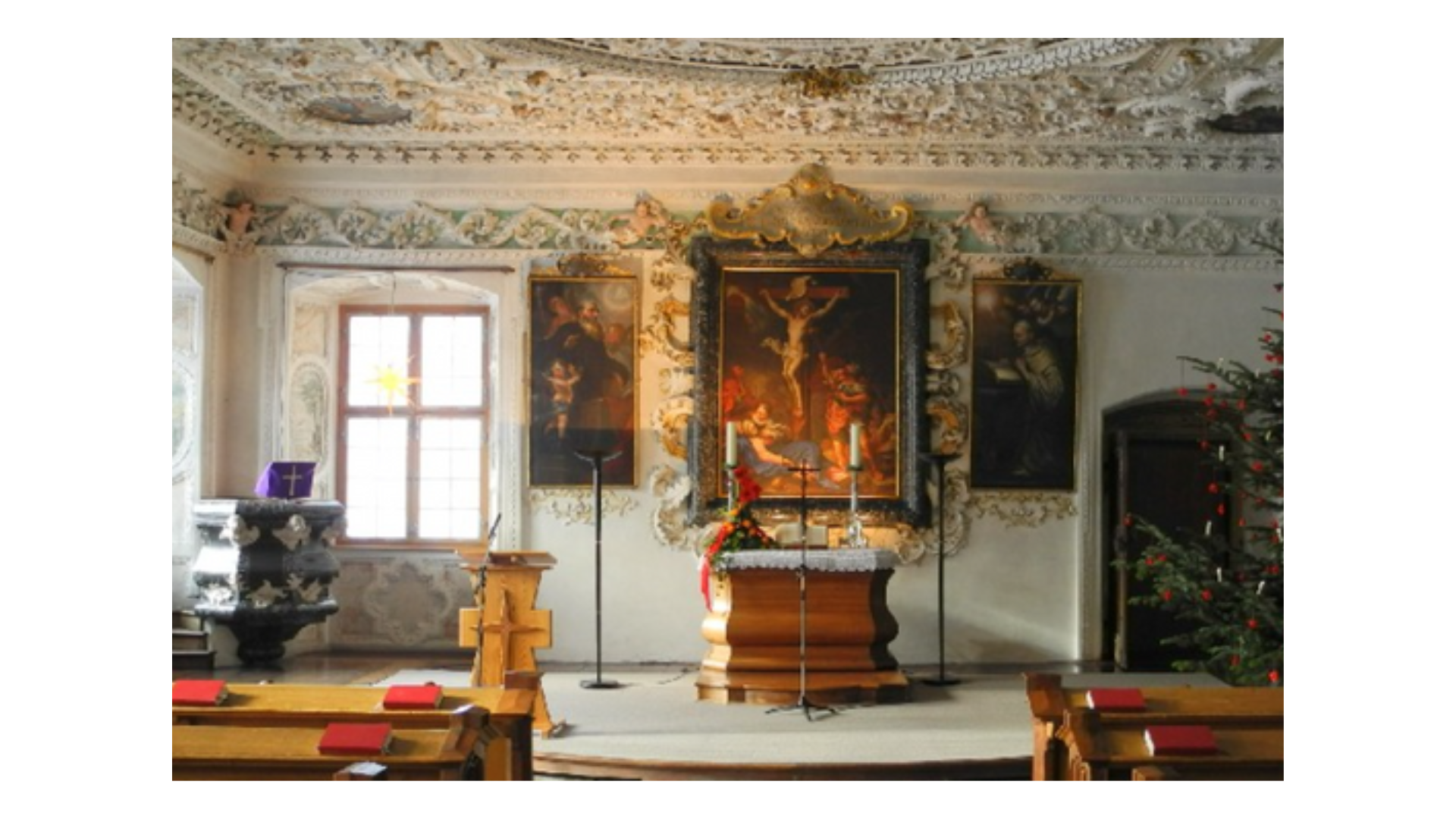 Prunkvoller Kirchenraum mit Altar, Gemälden und detaillierten Deckenverzierungen.