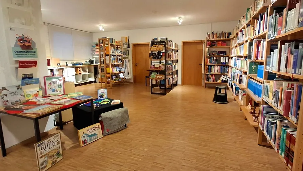 Kirchenbibliothek mit Büchern und Tischen.