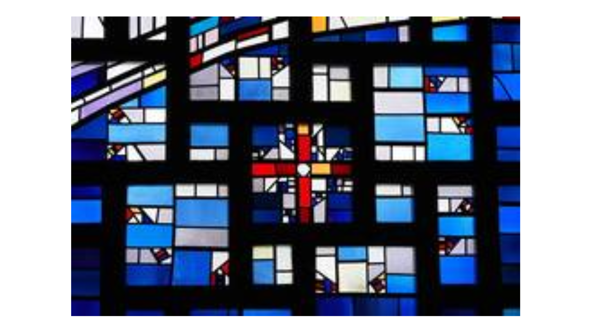 Buntglasfenster mit geometrischen Mustern in Blau, Weiß und Rot.