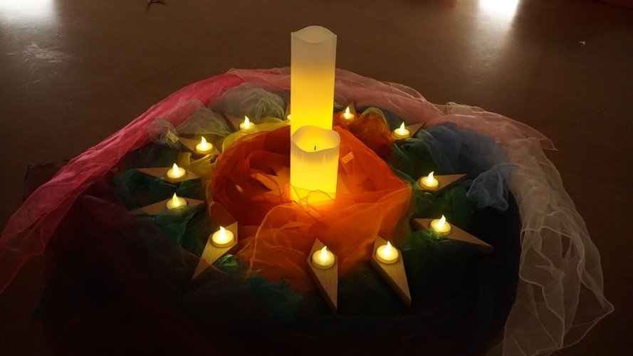 Leuchtende Kerzen-Dekoration mit Stoffen.