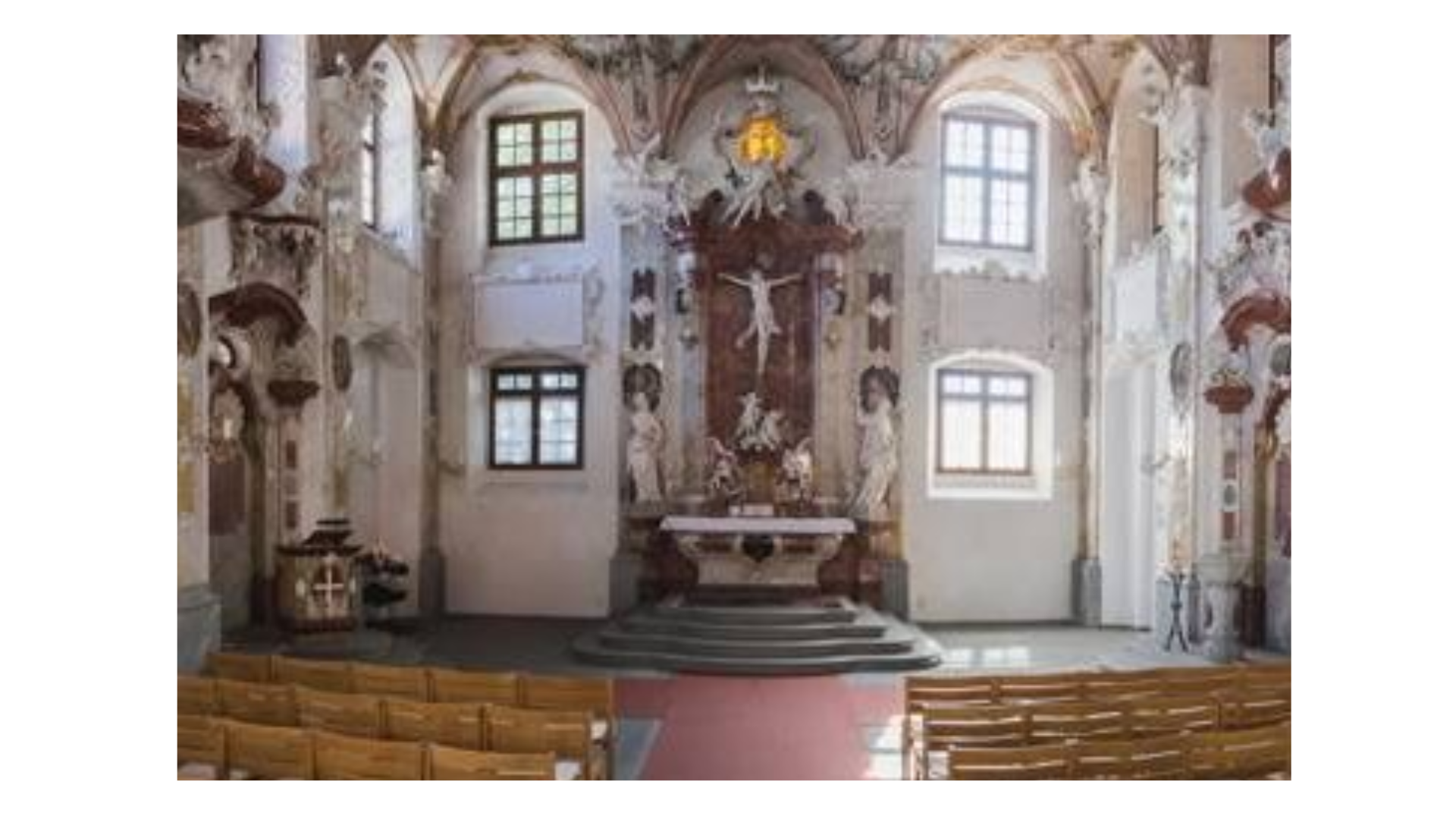 Innenansicht einer Kirche mit einem verzierten Altar und Bänken.